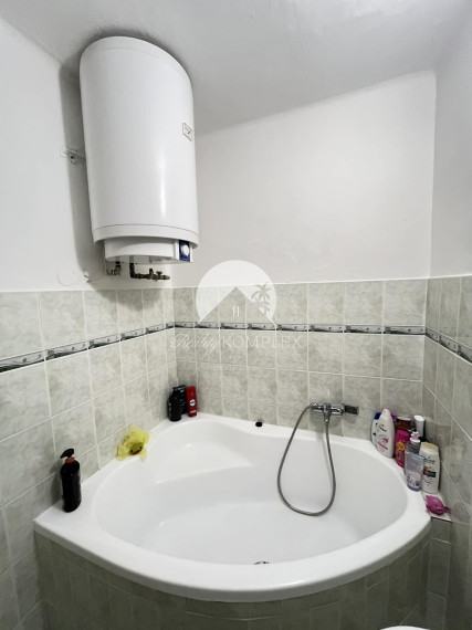 Reality KOMPLEX s.r.o. Vám ponúka na predaj priestranný 3-izbový tehlový byt s balkónom a garážou v obci Moča, v blízkosti Dunaja.