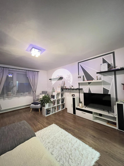 Reality KOMPLEX s.r.o. Vám ponúka na predaj priestranný 3-izbový tehlový byt s balkónom a garážou v obci Moča, v blízkosti Dunaja.