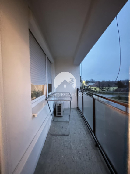 Reality KOMPLEX s.r.o. Vám ponúka na predaj priestranný 3-izbový tehlový byt s balkónom a garážou v obci Moča, v blízkosti Dunaja.