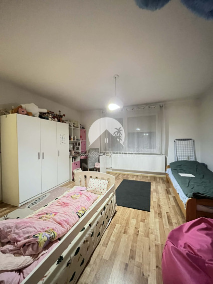 Reality KOMPLEX s.r.o. Vám ponúka na predaj priestranný 3-izbový tehlový byt s balkónom a garážou v obci Moča, v blízkosti Dunaja.