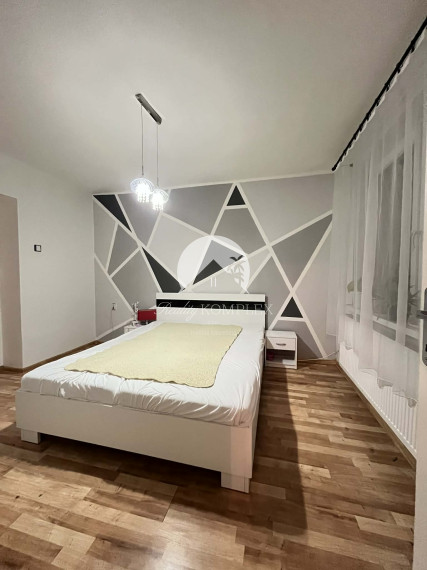 Reality KOMPLEX s.r.o. Vám ponúka na predaj priestranný 3-izbový tehlový byt s balkónom a garážou v obci Moča, v blízkosti Dunaja.