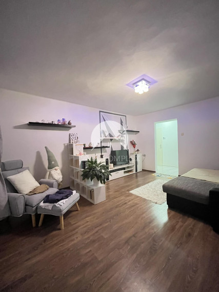 Reality KOMPLEX s.r.o. Vám ponúka na predaj priestranný 3-izbový tehlový byt s balkónom a garážou v obci Moča, v blízkosti Dunaja.