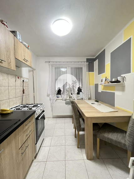 Reality KOMPLEX s.r.o. Vám ponúka na predaj priestranný 3-izbový tehlový byt s balkónom a garážou v obci Moča, v blízkosti Dunaja.