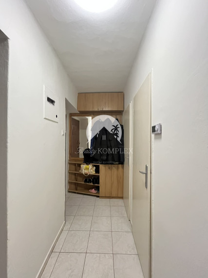 Reality KOMPLEX s.r.o. Vám ponúka na predaj priestranný 3-izbový tehlový byt s balkónom a garážou v obci Moča, v blízkosti Dunaja.