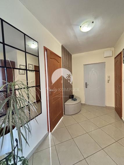 Reality KOMPLEX s.r.o., Vám ponúka na prenájom  zariadený trojizbový byt v atraktívnej lokalite mesta Komárno.