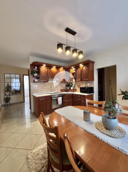 Reality KOMPLEX s.r.o., Vám ponúka na prenájom  zariadený trojizbový byt v atraktívnej lokalite mesta Komárno.