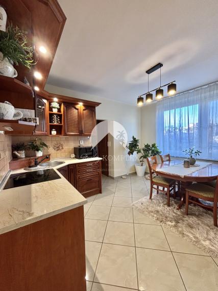 Reality KOMPLEX s.r.o., Vám ponúka na prenájom  zariadený trojizbový byt v atraktívnej lokalite mesta Komárno.