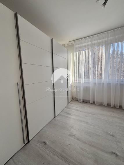 Reality KOMPLEX s.r.o., Vám ponúka na prenájom  zariadený trojizbový byt v atraktívnej lokalite mesta Komárno.