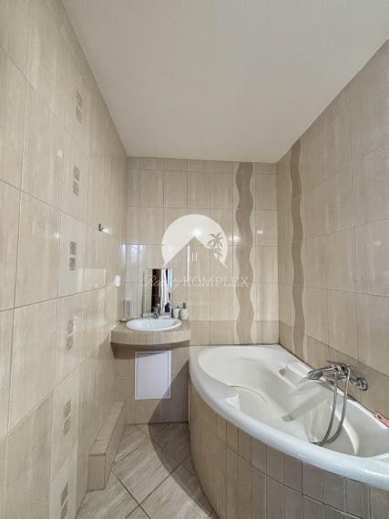 Reality KOMPLEX s.r.o., Vám ponúka na prenájom  zariadený trojizbový byt v atraktívnej lokalite mesta Komárno.