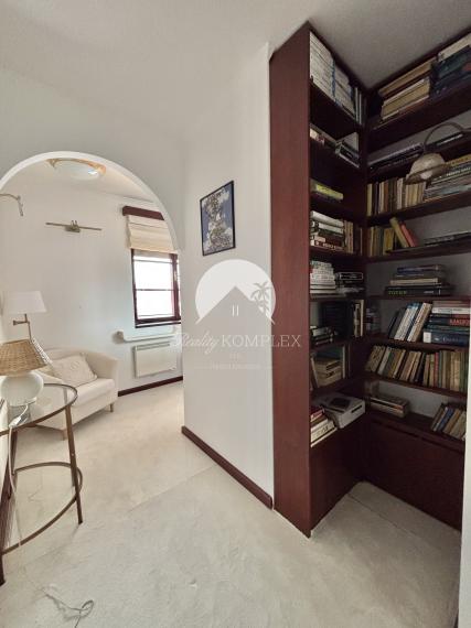 Exkluzívne iba u nás Vám Reality KOMPLEX s.r.o., ponúka na prenájom  nadštandardný, zariadený trojizbový byt s garážou v absolútnom centre mesta Komárno.