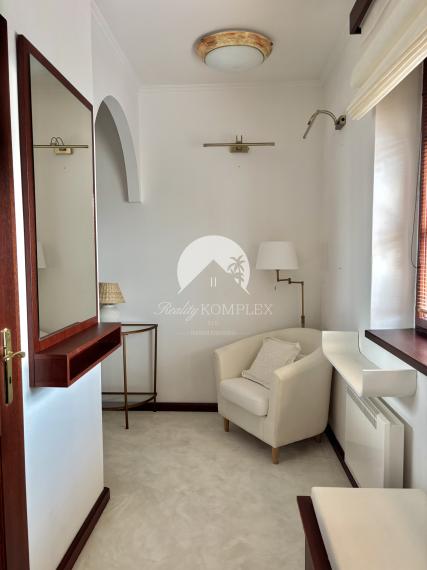 Exkluzívne iba u nás Vám Reality KOMPLEX s.r.o., ponúka na prenájom  nadštandardný, zariadený trojizbový byt s garážou v absolútnom centre mesta Komárno.