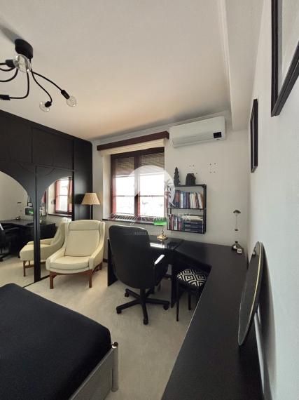 Exkluzívne iba u nás Vám Reality KOMPLEX s.r.o., ponúka na prenájom  nadštandardný, zariadený trojizbový byt s garážou v absolútnom centre mesta Komárno.