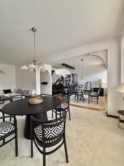 Exkluzívne iba u nás Vám Reality KOMPLEX s.r.o., ponúka na prenájom  nadštandardný, zariadený trojizbový byt s garážou v absolútnom centre mesta Komárno.