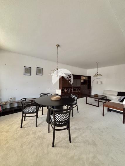 Exkluzívne iba u nás Vám Reality KOMPLEX s.r.o., ponúka na prenájom  nadštandardný, zariadený trojizbový byt s garážou v absolútnom centre mesta Komárno.