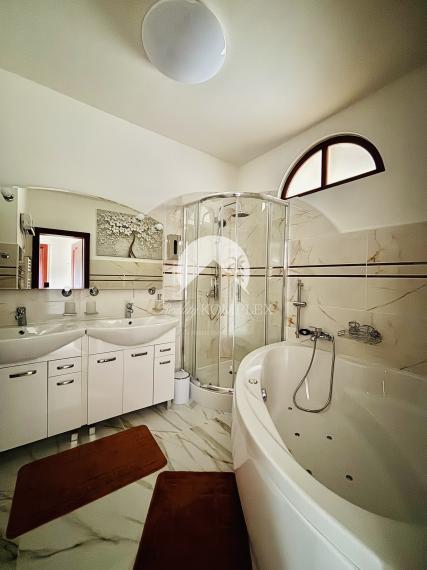 Exkluzívne iba u nás Vám Reality KOMPLEX s.r.o., ponúka na prenájom  nadštandardný, zariadený trojizbový byt s garážou v absolútnom centre mesta Komárno.