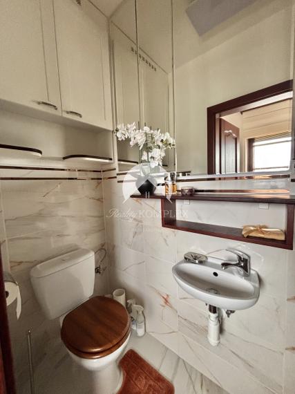 Exkluzívne iba u nás Vám Reality KOMPLEX s.r.o., ponúka na prenájom  nadštandardný, zariadený trojizbový byt s garážou v absolútnom centre mesta Komárno.