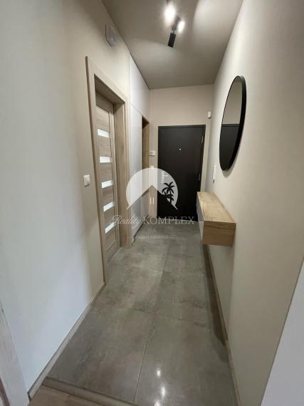 Reality KOMPLEX s.r.o. Vám ponúka luxusný 2-izbový byt s garážou a veľkou terasou NA PRENÁJOM