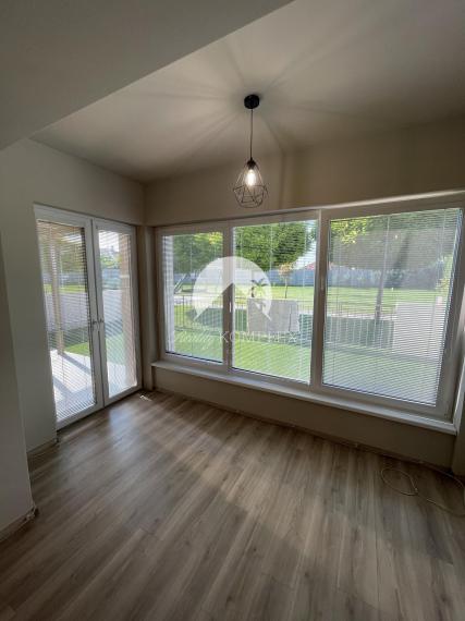 Reality KOMPLEX s.r.o. Vám ponúka luxusný 2-izbový byt s garážou a veľkou terasou NA PRENÁJOM