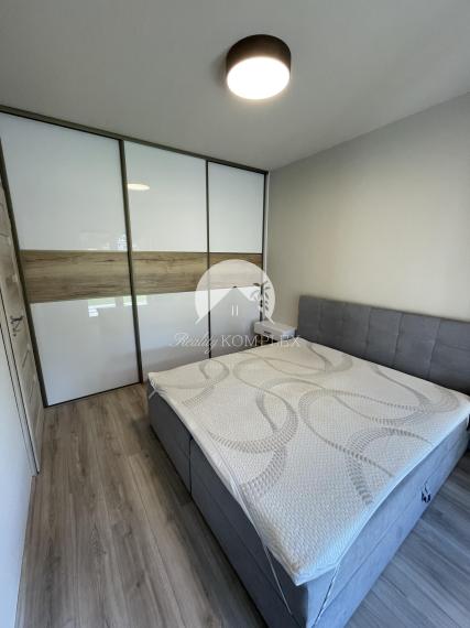 Reality KOMPLEX s.r.o. Vám ponúka luxusný 2-izbový byt s garážou a veľkou terasou NA PRENÁJOM