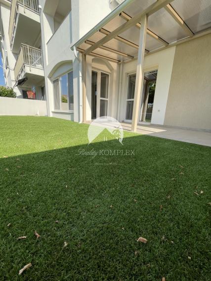 Reality KOMPLEX s.r.o. Vám ponúka luxusný 2-izbový byt s garážou a veľkou terasou NA PRENÁJOM