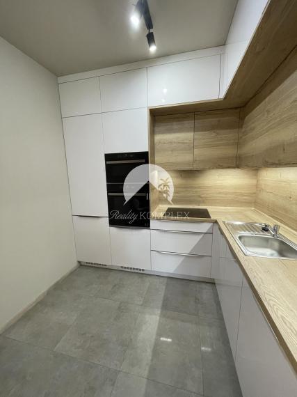 Reality KOMPLEX s.r.o. Vám ponúka luxusný 2-izbový byt s garážou a veľkou terasou NA PRENÁJOM