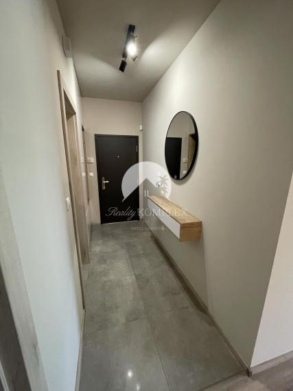 Reality KOMPLEX s.r.o. Vám ponúka luxusný 2-izbový byt s garážou a veľkou terasou NA PRENÁJOM