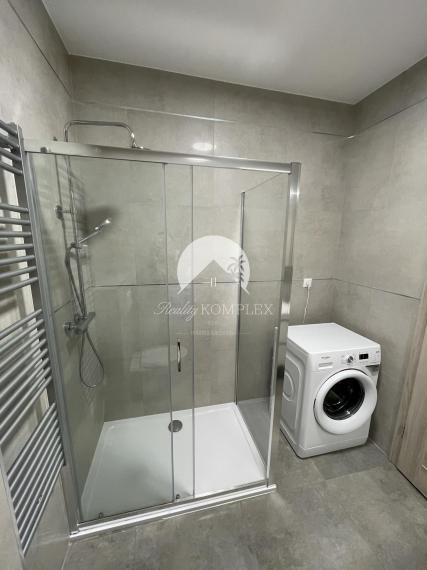 Reality KOMPLEX s.r.o. Vám ponúka luxusný 2-izbový byt s garážou a veľkou terasou NA PRENÁJOM