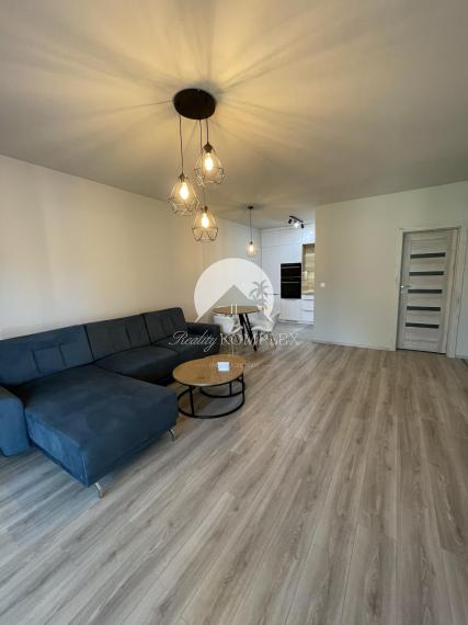 Reality KOMPLEX s.r.o. Vám ponúka luxusný 2-izbový byt s garážou a veľkou terasou NA PRENÁJOM