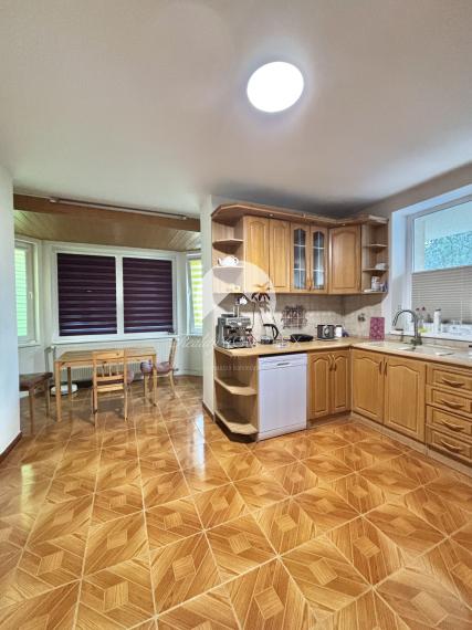 Exkluzívne iba u nás Vám Reality komplex s.r.o., ponúka na predaj priestranný  podkrovný rodinný dom so suterénom a s veľkou garážou, nachádzajúci sa v obci Zelený Háj !