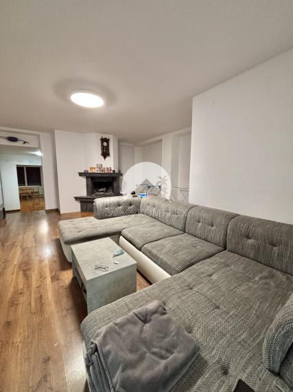 Exkluzívne iba u nás Vám Reality komplex s.r.o., ponúka na predaj priestranný  podkrovný rodinný dom so suterénom a s veľkou garážou, nachádzajúci sa v obci Zelený Háj !