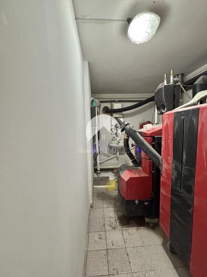 Exkluzívne iba u nás Vám Reality komplex s.r.o., ponúka na predaj priestranný  podkrovný rodinný dom so suterénom a s veľkou garážou, nachádzajúci sa v obci Zelený Háj !