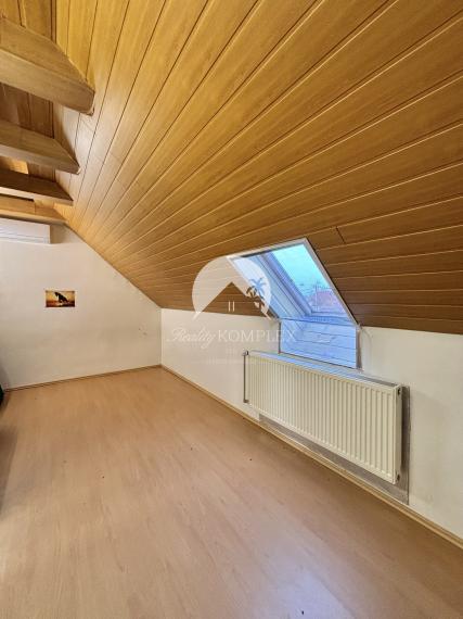 Exkluzívne iba u nás Vám Reality komplex s.r.o., ponúka na predaj priestranný  podkrovný rodinný dom so suterénom a s veľkou garážou, nachádzajúci sa v obci Zelený Háj !