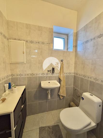 Exkluzívne iba u nás Vám Reality komplex s.r.o., ponúka na predaj priestranný  podkrovný rodinný dom so suterénom a s veľkou garážou, nachádzajúci sa v obci Zelený Háj !