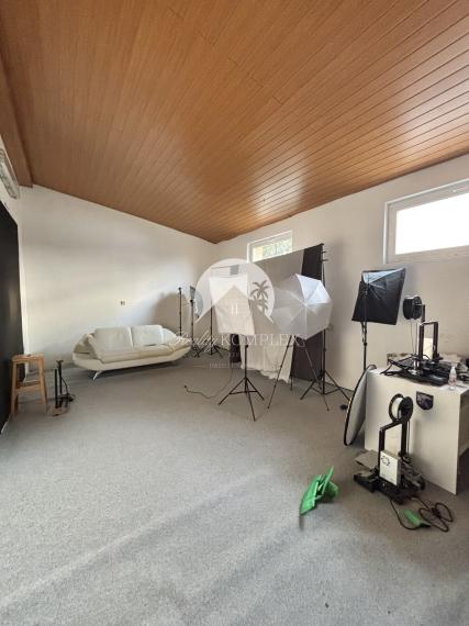 Exkluzívne iba u nás Vám Reality komplex s.r.o., ponúka na predaj priestranný  podkrovný rodinný dom so suterénom a s veľkou garážou, nachádzajúci sa v obci Zelený Háj !