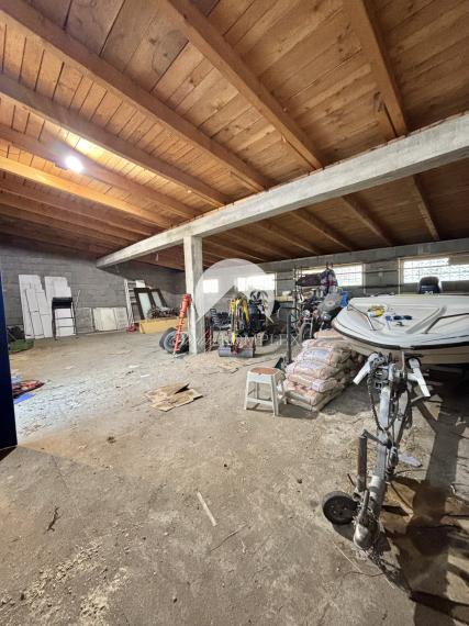 Exkluzívne iba u nás Vám Reality komplex s.r.o., ponúka na predaj priestranný  podkrovný rodinný dom so suterénom a s veľkou garážou, nachádzajúci sa v obci Zelený Háj !