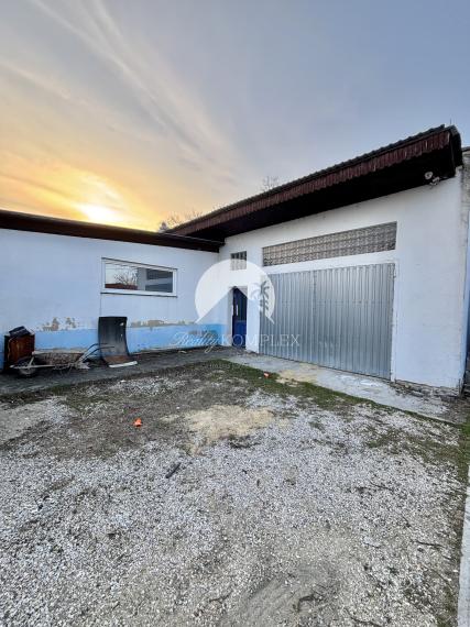 Exkluzívne iba u nás Vám Reality komplex s.r.o., ponúka na predaj priestranný  podkrovný rodinný dom so suterénom a s veľkou garážou, nachádzajúci sa v obci Zelený Háj !