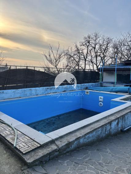 Exkluzívne iba u nás Vám Reality komplex s.r.o., ponúka na predaj priestranný  podkrovný rodinný dom so suterénom a s veľkou garážou, nachádzajúci sa v obci Zelený Háj !