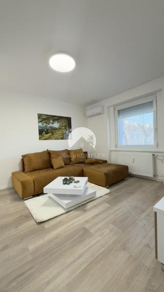 Reality KOMPLEX sro Vám ponúka na prenajom kvalitne zrekonštruovaný, kompletne zariadený 2 izb.byt v meste Komárno. .