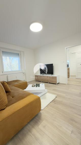 Reality KOMPLEX sro Vám ponúka na prenajom kvalitne zrekonštruovaný, kompletne zariadený 2 izb.byt v meste Komárno. .