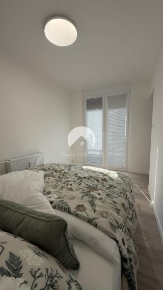 Reality KOMPLEX sro Vám ponúka na prenajom kvalitne zrekonštruovaný, kompletne zariadený 2 izb.byt v meste Komárno. .