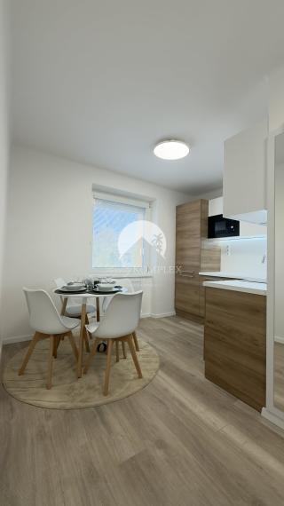 Reality KOMPLEX sro Vám ponúka na prenajom kvalitne zrekonštruovaný, kompletne zariadený 2 izb.byt v meste Komárno. .