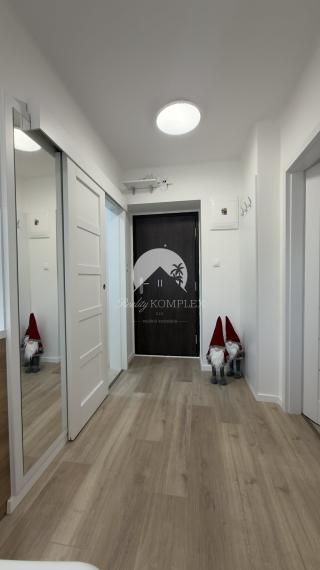 Reality KOMPLEX sro Vám ponúka na prenajom kvalitne zrekonštruovaný, kompletne zariadený 2 izb.byt v meste Komárno. .