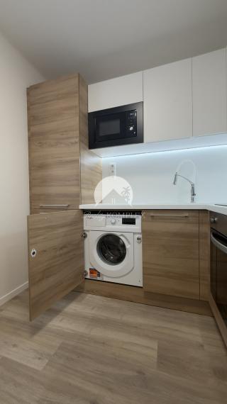 Reality KOMPLEX sro Vám ponúka na prenajom kvalitne zrekonštruovaný, kompletne zariadený 2 izb.byt v meste Komárno. .