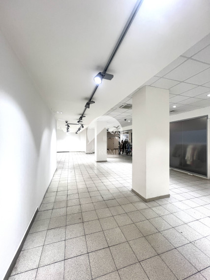 Kiadásra kínálunk üzlet helységeket, irodai helységeket Komárom központjában