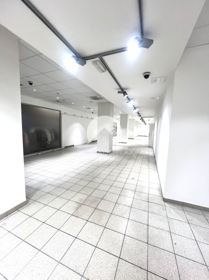 Kiadásra kínálunk üzlet helységeket, irodai helységeket Komárom központjában