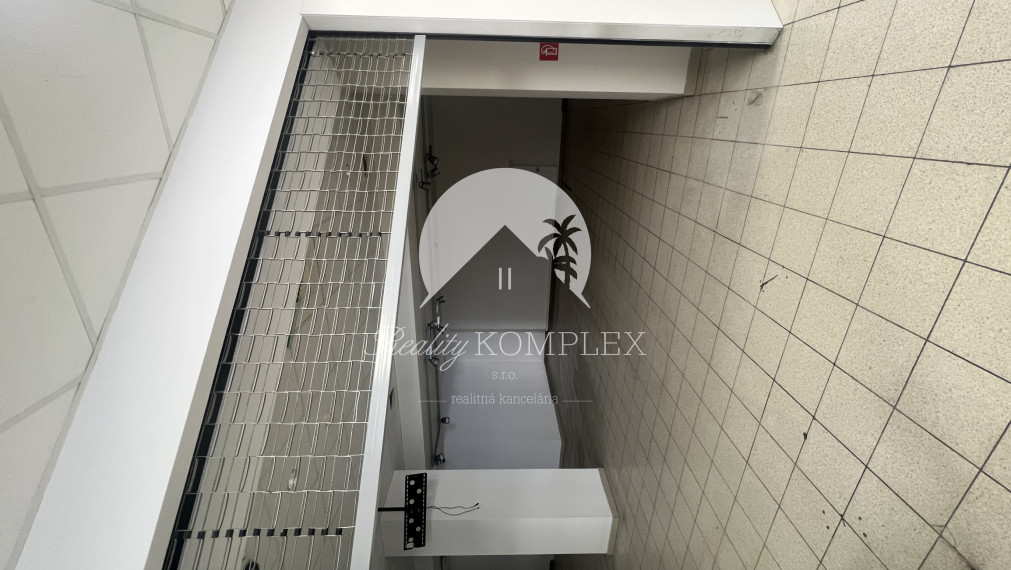 Kiadásra kínálunk üzlet helységeket, irodai helységeket Komárom központjában