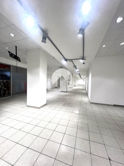 Kiadásra kínálunk üzlet helységeket, irodai helységeket Komárom központjában