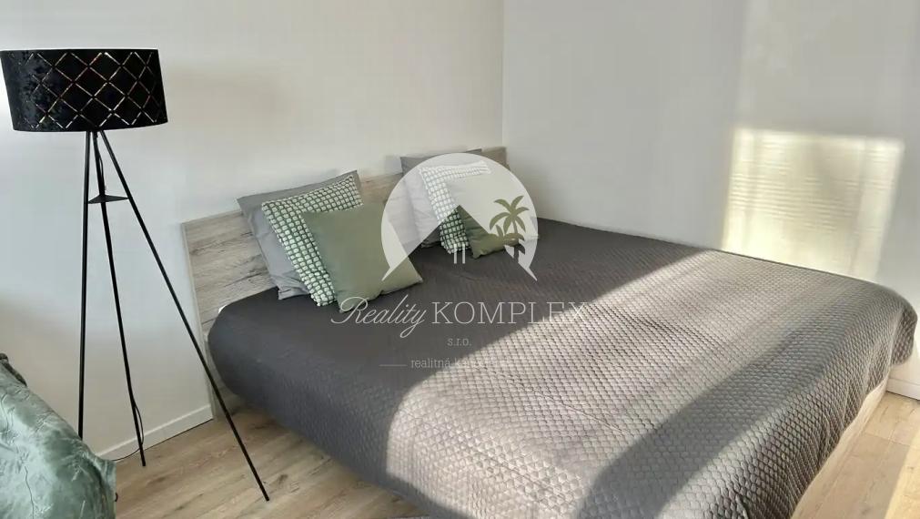 Iba u nás Vám Reality KOMPLEX s.r.o., ponúka na prenájom krásny jednoizbový byt vo vyhľadávanej lokalite ( sedmička ) mesta Komárno.