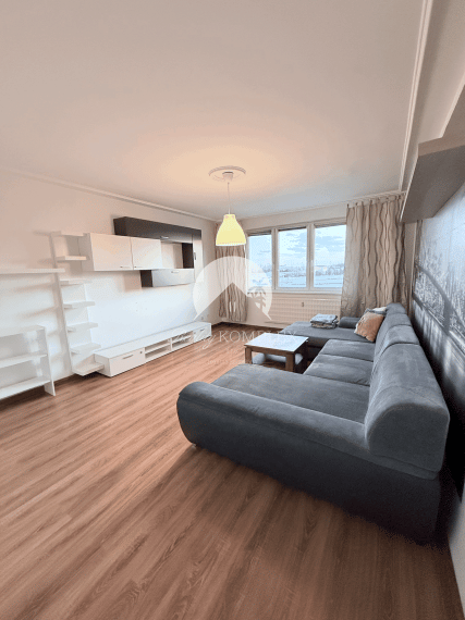 Reality KOMPLEX s.r.o. Vám ponúka NA PREDAJ krásny 3-izbový byt s loggiou v príjemnej lokalite v DS