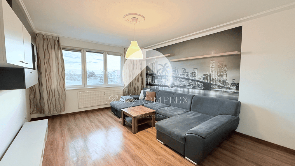 Reality KOMPLEX s.r.o. Vám ponúka NA PREDAJ krásny 3-izbový byt s loggiou v príjemnej lokalite v DS
